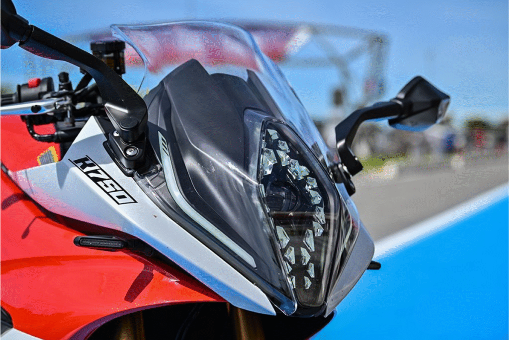 la france tient enfin sa sportive accessible la mash k750 décoiffe avec son moteur de 730 cm³ qui pourrait bien ridiculiser les japonaises sur route comme sur circuit 15