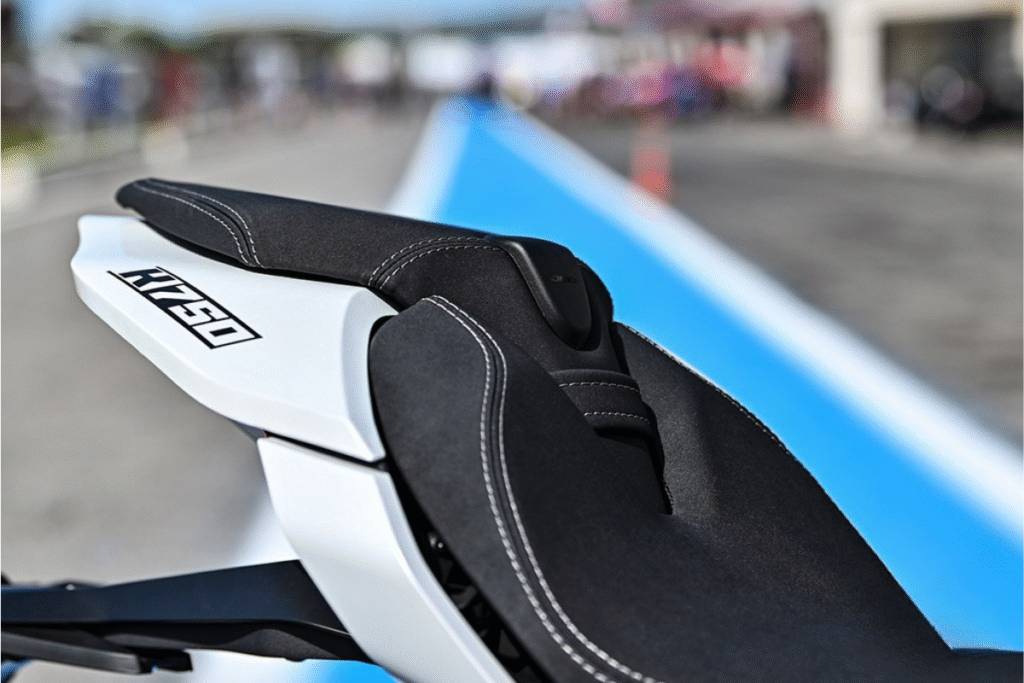 la france tient enfin sa sportive accessible la mash k750 décoiffe avec son moteur de 730 cm³ qui pourrait bien ridiculiser les japonaises sur route comme sur circuit 16