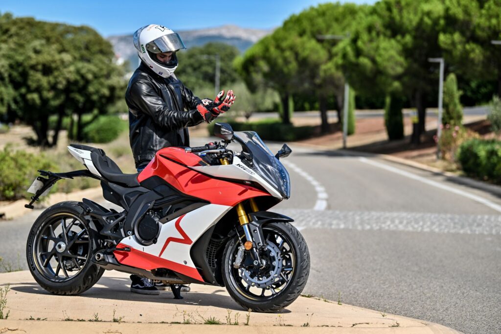 la france tient enfin sa sportive accessible la mash k750 décoiffe avec son moteur de 730 cm³ qui pourrait bien ridiculiser les japonaises sur route comme sur circuit 2