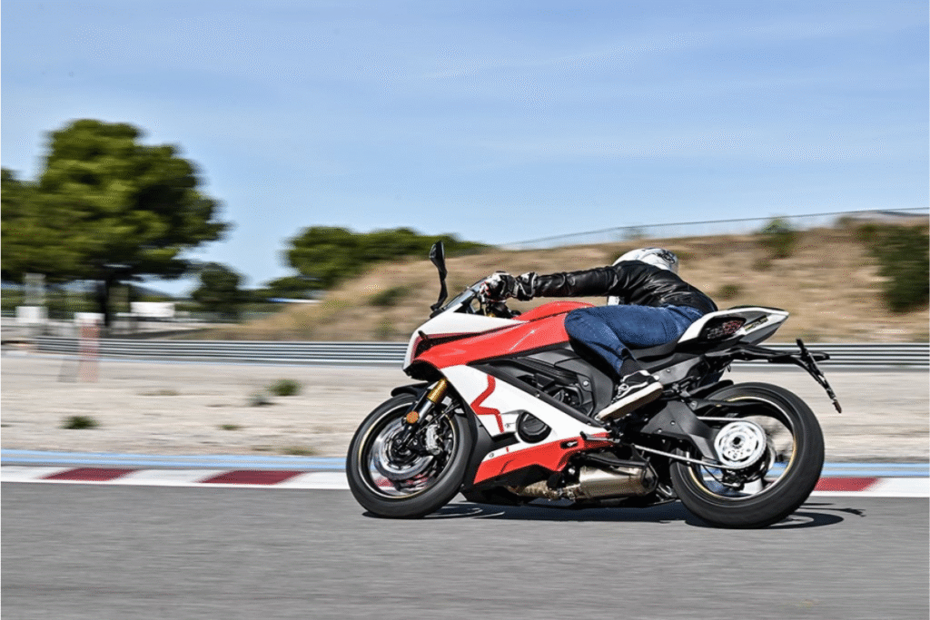 la france tient enfin sa sportive accessible la mash k750 décoiffe avec son moteur de 730 cm³ qui pourrait bien ridiculiser les japonaises sur route comme sur circuit 3