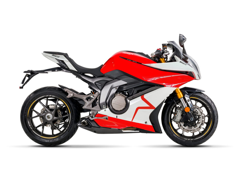 la france tient enfin sa sportive accessible la mash k750 décoiffe avec son moteur de 730 cm³ qui pourrait bien ridiculiser les japonaises sur route comme sur circuit 7