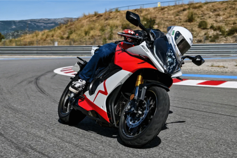 la france tient enfin sa sportive accessible la mash k750 décoiffe avec son moteur de 730 cm³ qui pourrait bien ridiculiser les japonaises sur route comme sur circuit