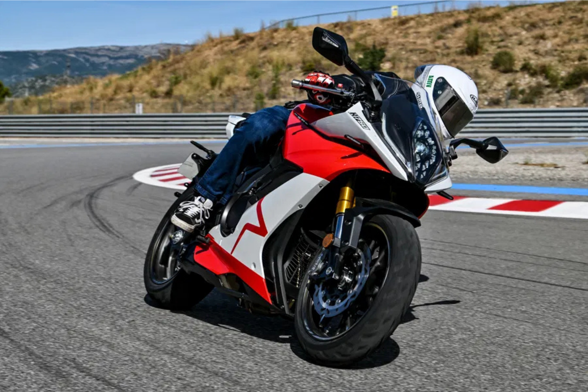 la france tient enfin sa sportive accessible la mash k750 décoiffe avec son moteur de 730 cm³ qui pourrait bien ridiculiser les japonaises sur route comme sur circuit