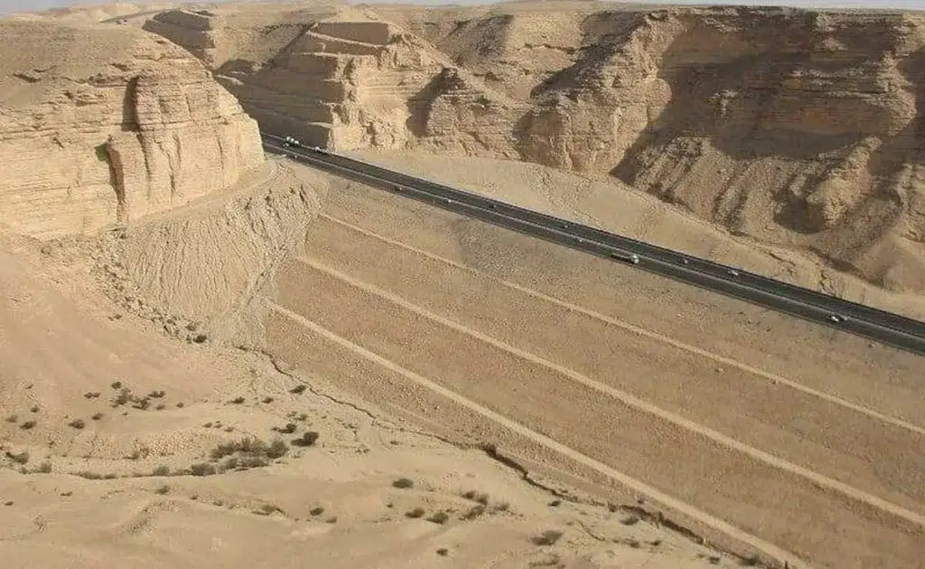 la plus longue route en ligne droite du monde n'est pas aux etats unis mais en asie et faire entièrement ses 256 km peut devenir un véritable sacerdoce 1