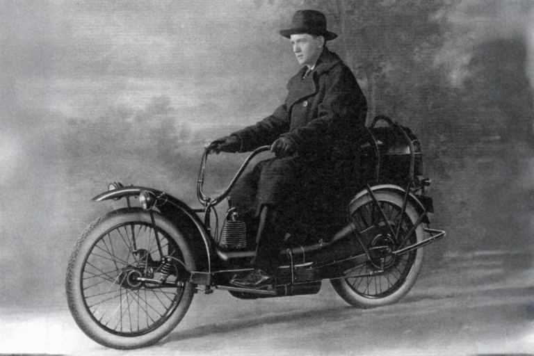 le véhicule le plus bizarre dans l’histoire des deux roues un ovni sur pneus devenu légende mécanique