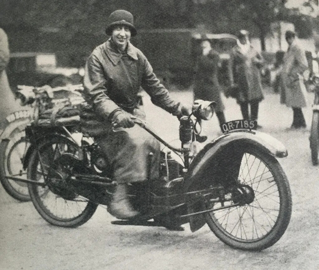 le véhicule le plus bizarre de l’histoire des deux roues un ovni sur pneus devenu une légende mécanique