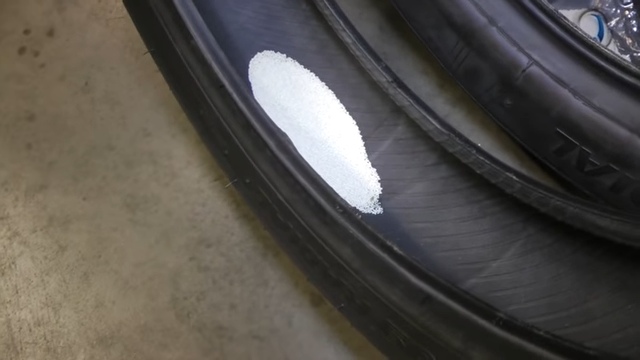 les américains réparent les roues de leurs motos avec des billes, et l'invention semble fonctionner 6