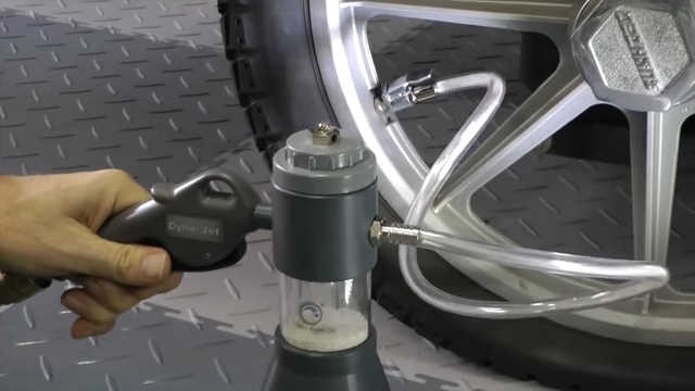 les américains réparent les roues de leurs motos avec des billes, et l'invention semble fonctionner 8