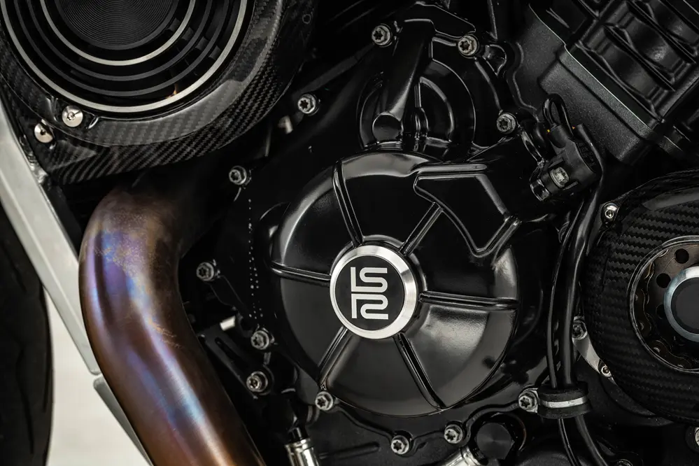 limitée à 185 exemplaires, cette bête anglaise en carbone pourrait voler la vedette aux italiennes 1