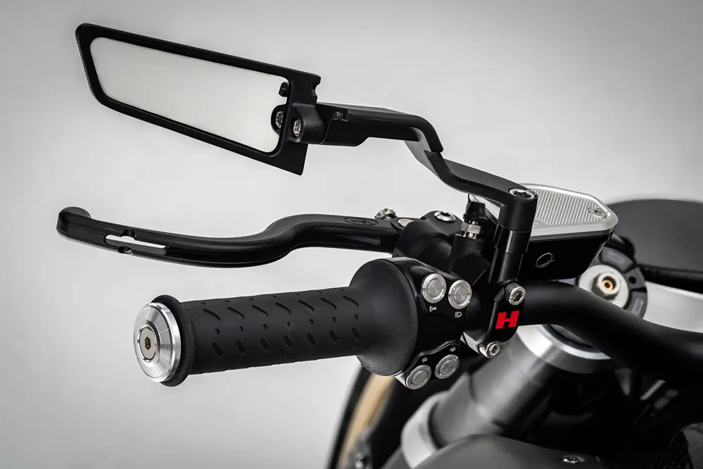 limitée à 185 exemplaires, cette bête anglaise en carbone pourrait voler la vedette aux italiennes 5