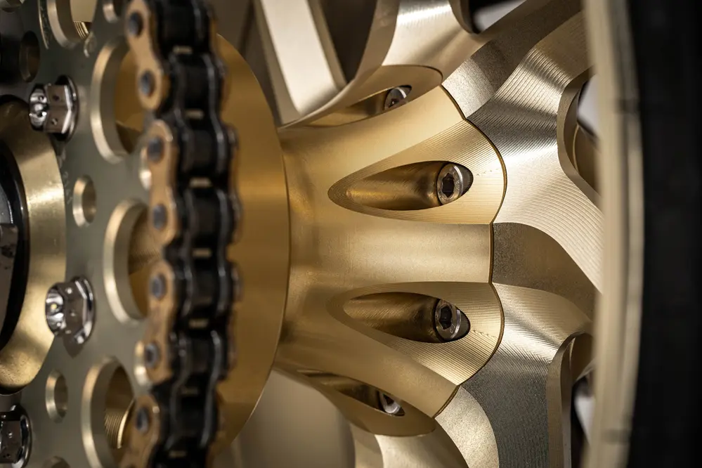 limitée à 185 exemplaires, cette bête anglaise en carbone pourrait voler la vedette aux italiennes 6