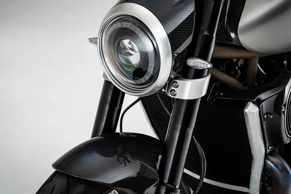 limitée à 185 exemplaires, cette bête anglaise en carbone pourrait voler la vedette aux italiennes 8