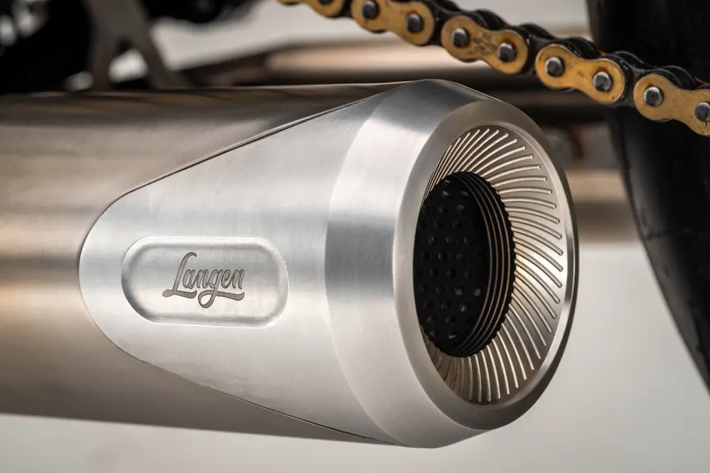 limitée à 185 exemplaires, cette bête anglaise en carbone pourrait voler la vedette aux italiennes 9