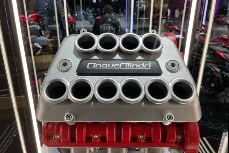 mv agusta a dévoilé un inédit moteur 5 cylindres au salon eicma de milan qui va faire tourner plus d'une tête