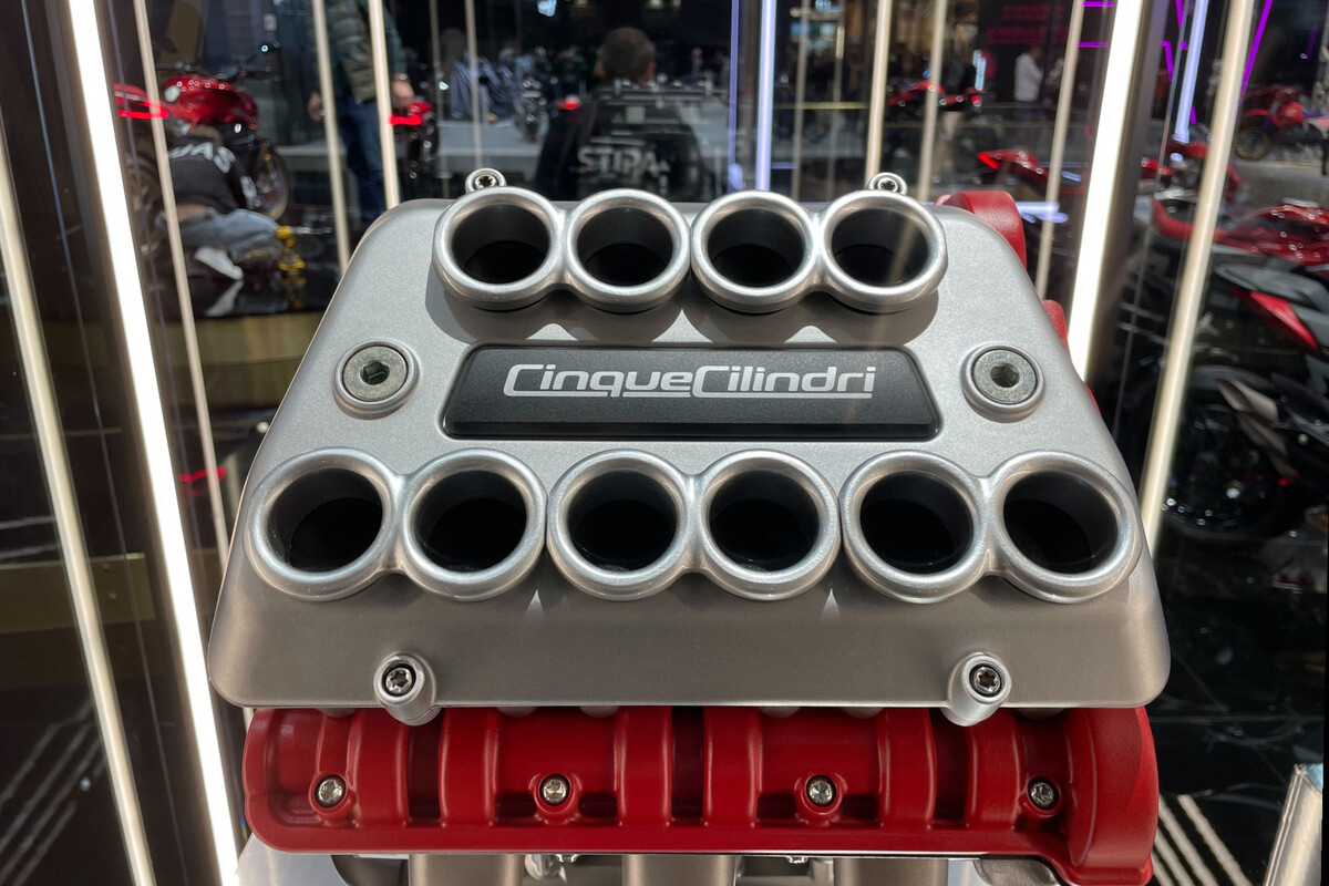 mv agusta a dévoilé un inédit moteur 5 cylindres au salon eicma de milan qui va faire tourner plus d'une tête