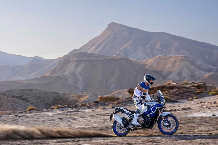 mv agusta présente la nouvelle enduro veloce 2026 et fait battre le coeur des aventuriers avec plus d’équipement et deux nouvelles couleurs 1