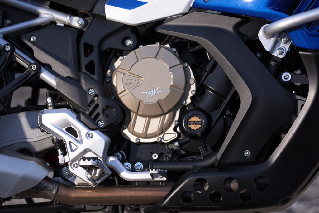 mv agusta présente la nouvelle enduro veloce 2026 et fait battre le coeur des aventuriers avec plus d’équipement et deux nouvelles couleurs 10