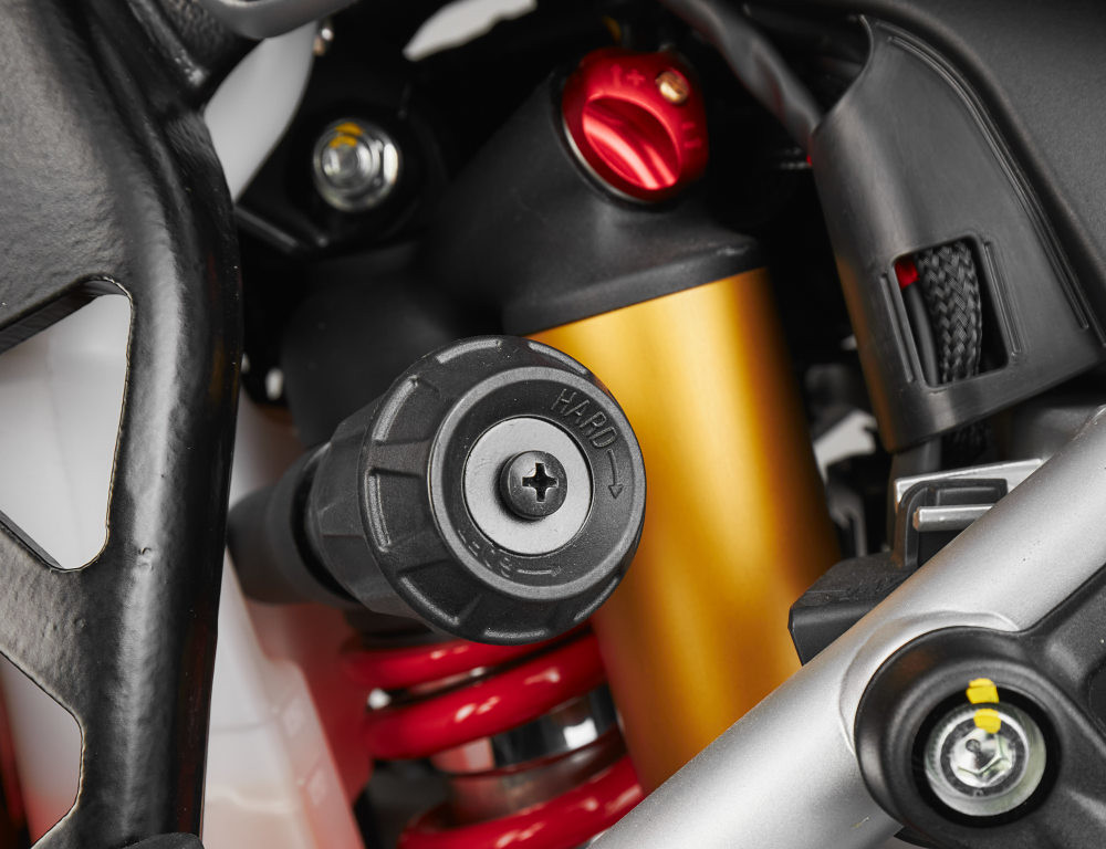 mv agusta présente la nouvelle enduro veloce 2026 et fait battre le coeur des aventuriers avec plus d’équipement et deux nouvelles couleurs 25