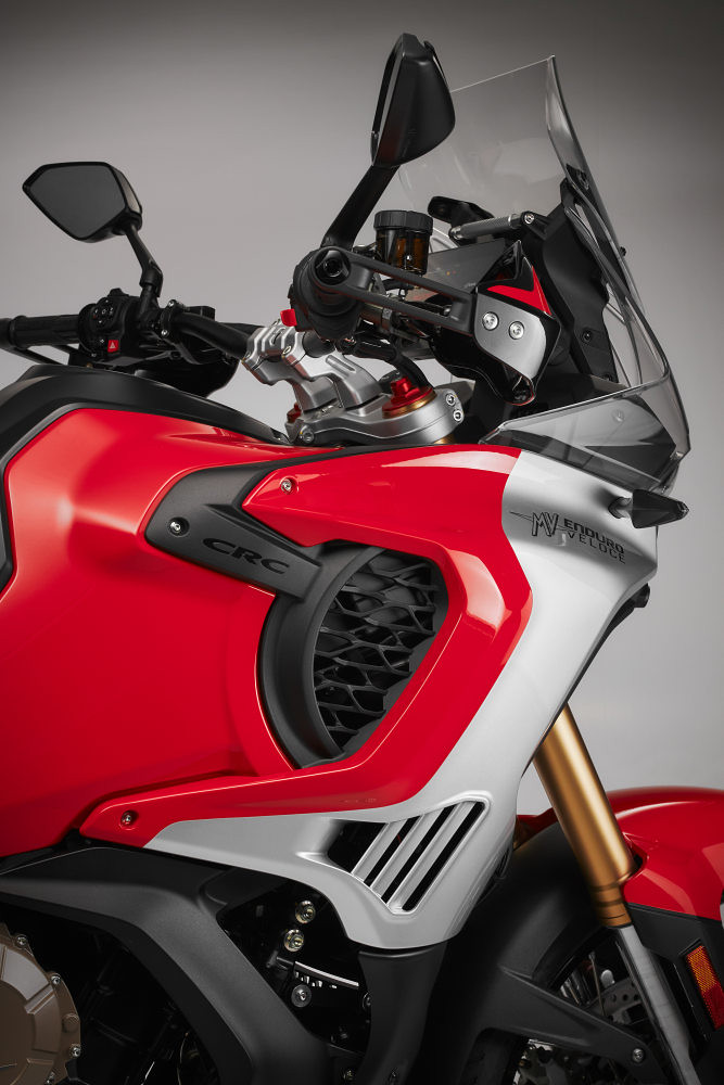 mv agusta présente la nouvelle enduro veloce 2026 et fait battre le coeur des aventuriers avec plus d’équipement et deux nouvelles couleurs 32