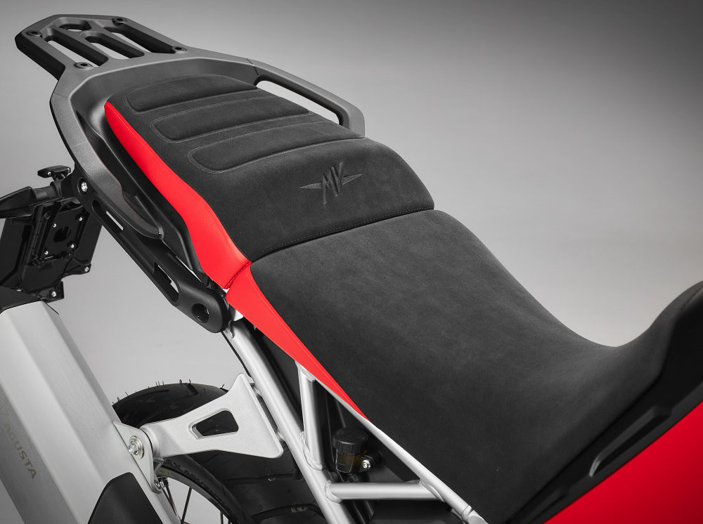 mv agusta présente la nouvelle enduro veloce 2026 et fait battre le coeur des aventuriers avec plus d’équipement et deux nouvelles couleurs 36