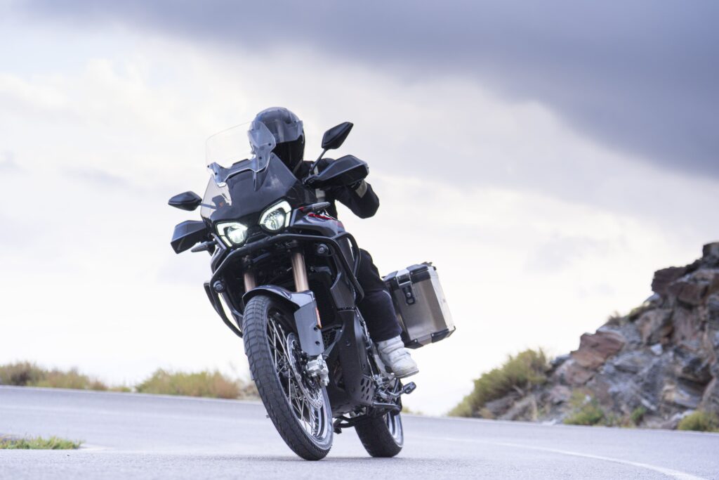 mv agusta présente la nouvelle enduro veloce 2026 et fait battre le coeur des aventuriers avec plus d’équipement et deux nouvelles couleurs 4
