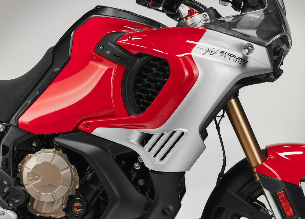 mv agusta présente la nouvelle enduro veloce 2026 et fait battre le coeur des aventuriers avec plus d’équipement et deux nouvelles couleurs 46