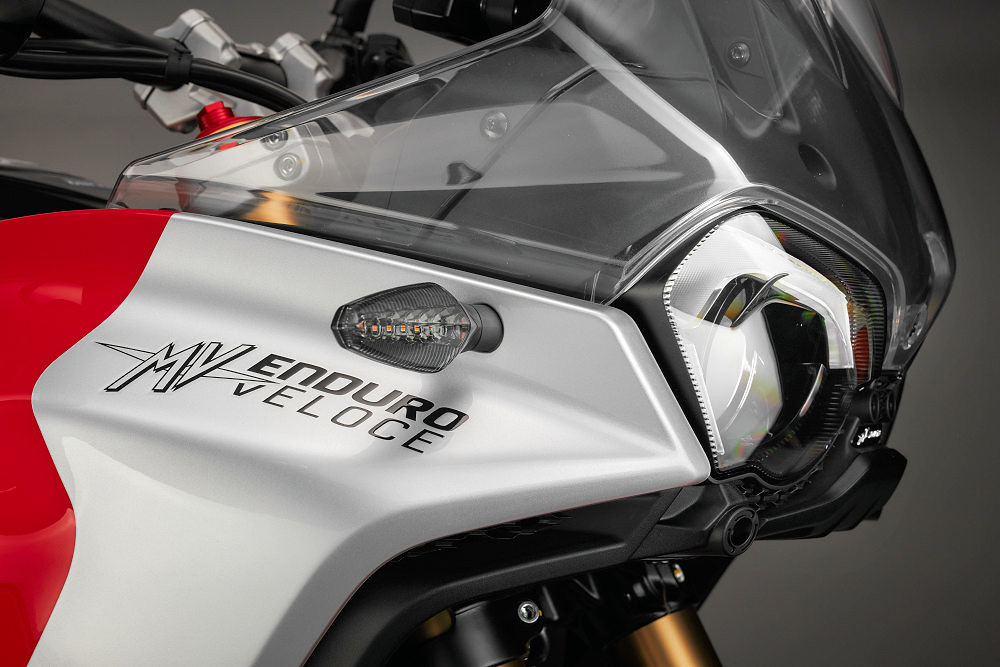 mv agusta présente la nouvelle enduro veloce 2026 et fait battre le coeur des aventuriers avec plus d’équipement et deux nouvelles couleurs 48