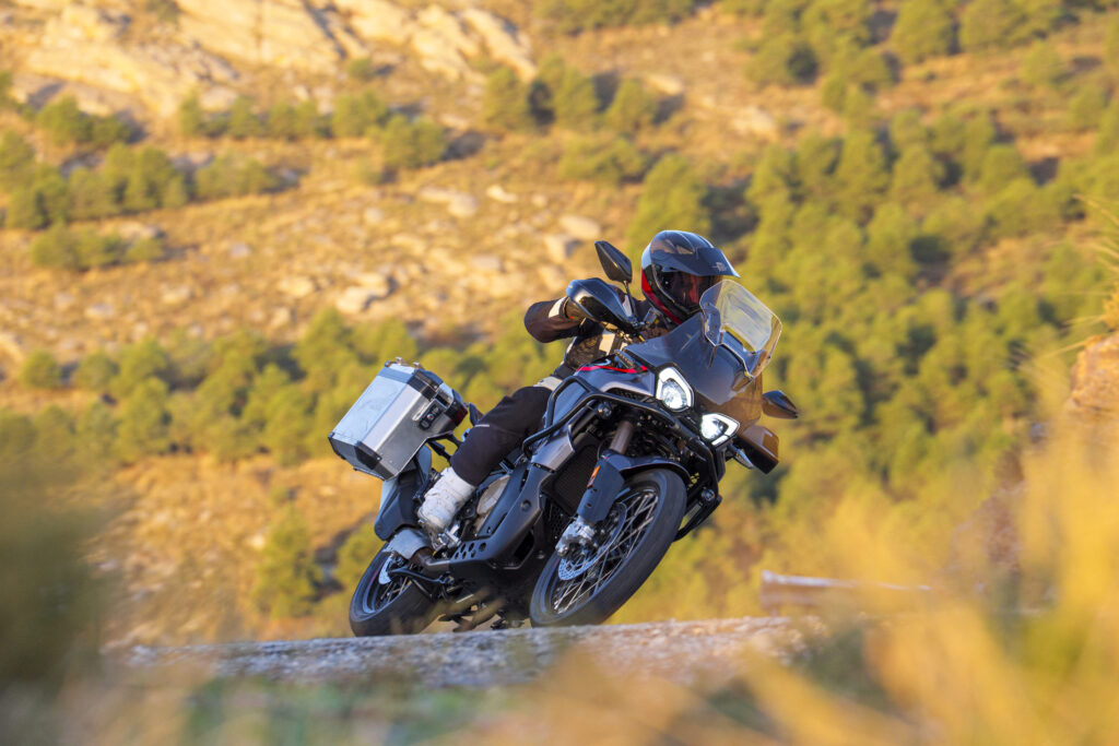 mv agusta présente la nouvelle enduro veloce 2026 et fait battre le coeur des aventuriers avec plus d’équipement et deux nouvelles couleurs 6