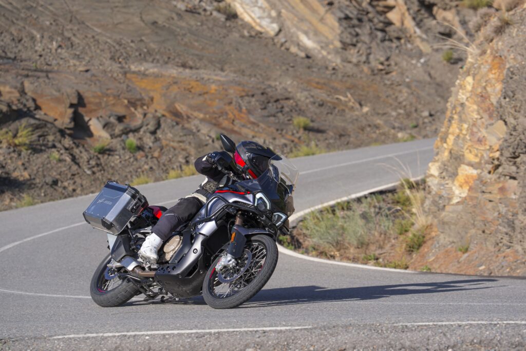 mv agusta présente la nouvelle enduro veloce 2026 et fait battre le coeur des aventuriers avec plus d’équipement et deux nouvelles couleurs 7