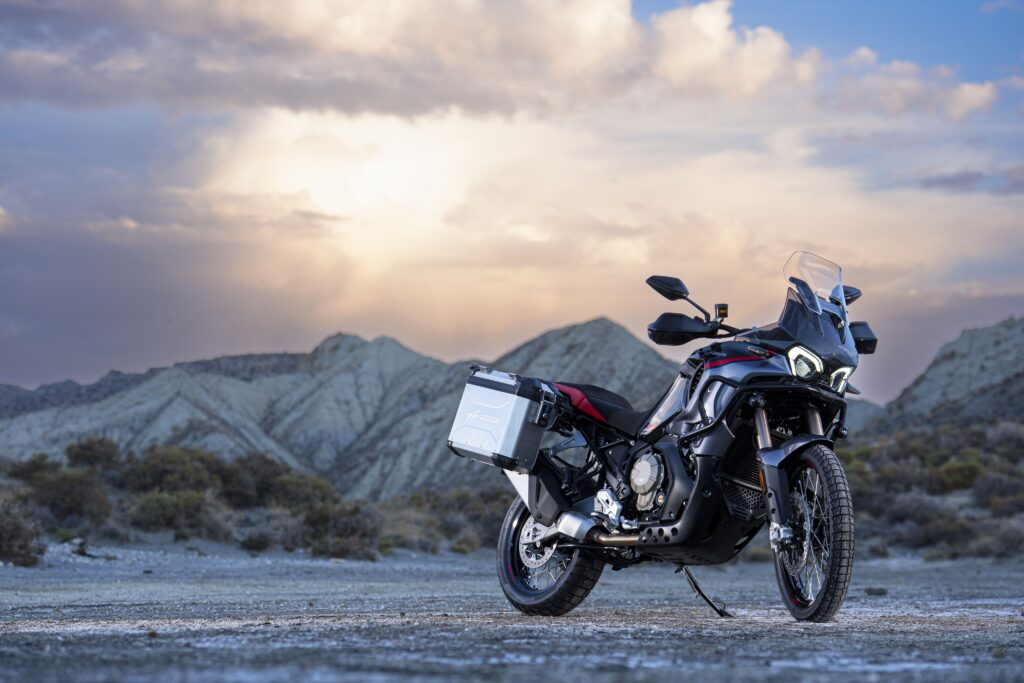 mv agusta présente la nouvelle enduro veloce 2026 et fait battre le coeur des aventuriers avec plus d’équipement et deux nouvelles couleurs 8