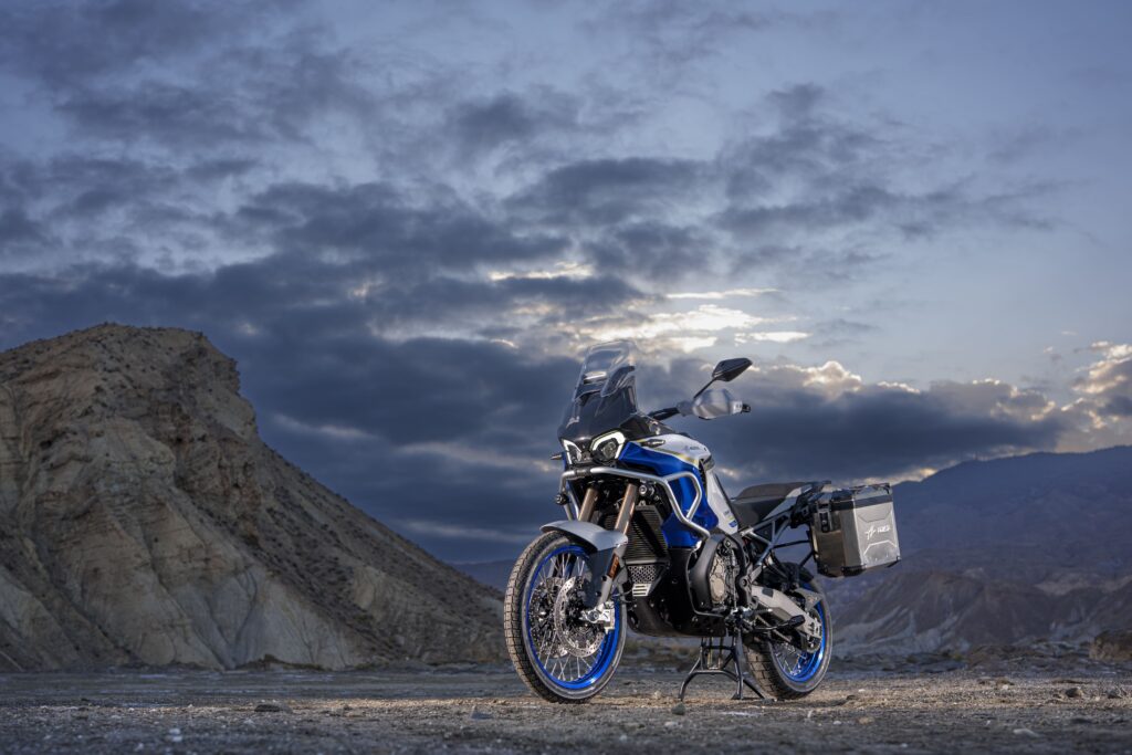 mv agusta présente la nouvelle enduro veloce 2026 et fait battre le coeur des aventuriers avec plus d’équipement et deux nouvelles couleurs 9