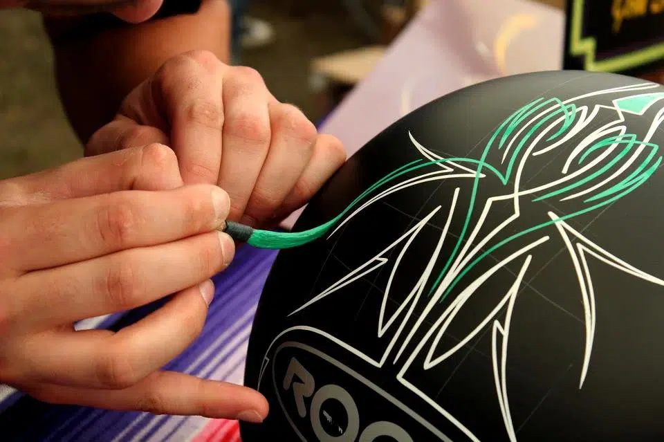 plus vieux que les motos elles mêmes comment le pinstriping “à main levée” raconte une histoire que les imprimantes ne sauront jamais copier 5