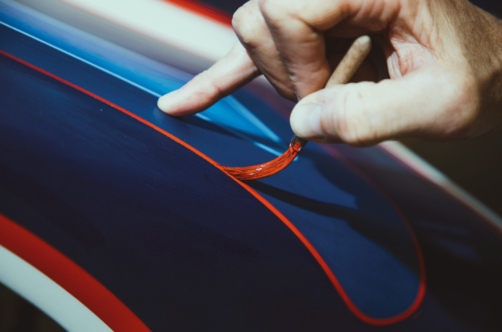 plus vieux que les motos elles mêmes comment le pinstriping “à main levée” raconte une histoire que les imprimantes ne sauront jamais copier 6