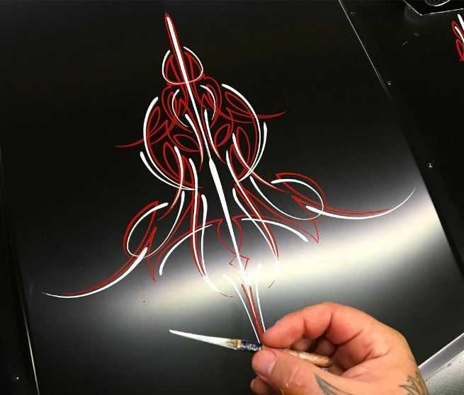 plus vieux que les motos elles mêmes comment le pinstriping “à main levée” raconte une histoire que les imprimantes ne sauront jamais copier 8