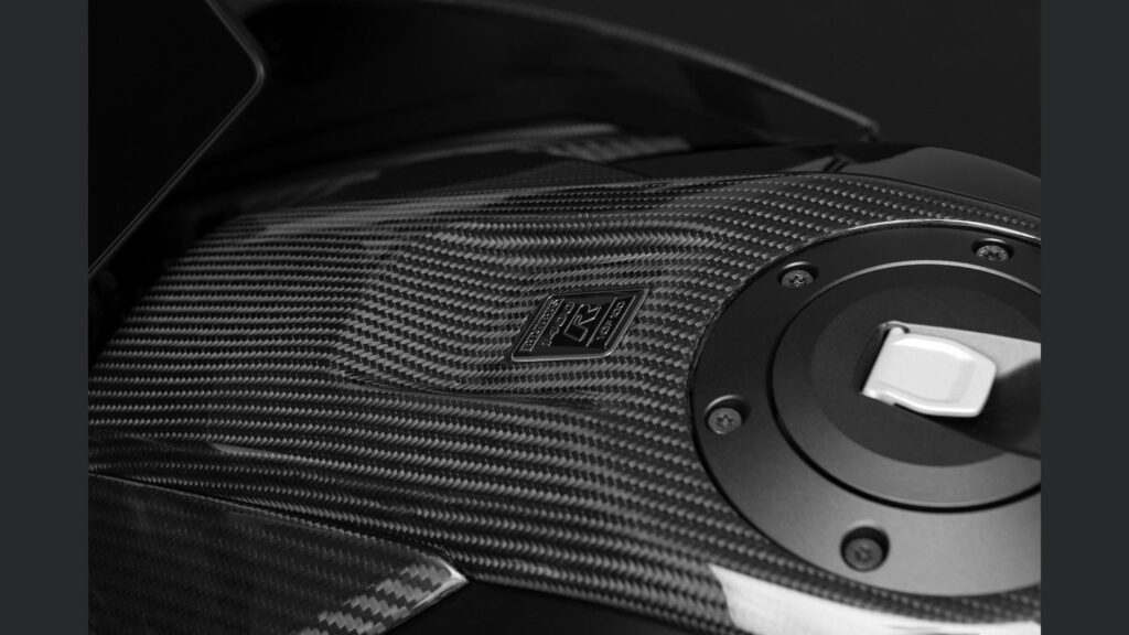 seulement 100 exemplaires ce missile autrichien retravaillé par brabus promet des sensations dignes d’une hypercar 33