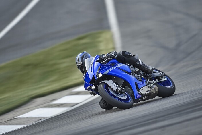 yamaha prêt à rompre avec 27 ans d’adn la r1 v4 annoncerait la fin de l’ère des “tetras” japonais 2