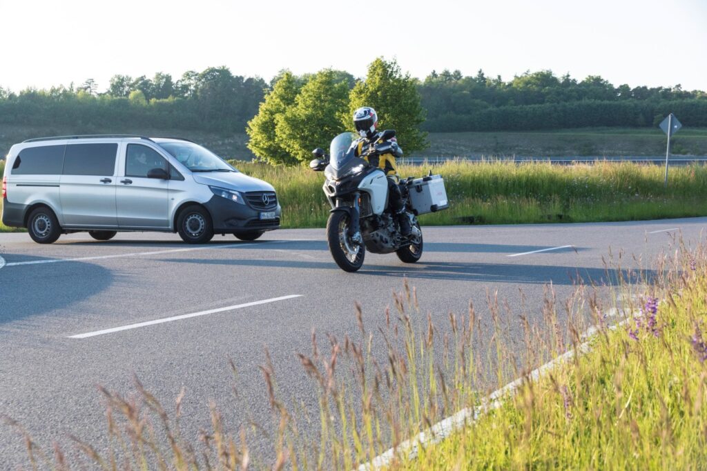 après l’abs et l’anti patinage, voici l’étape d’après des motos connectées entre elles pour prévenir les dangers cachés dans les virages 8