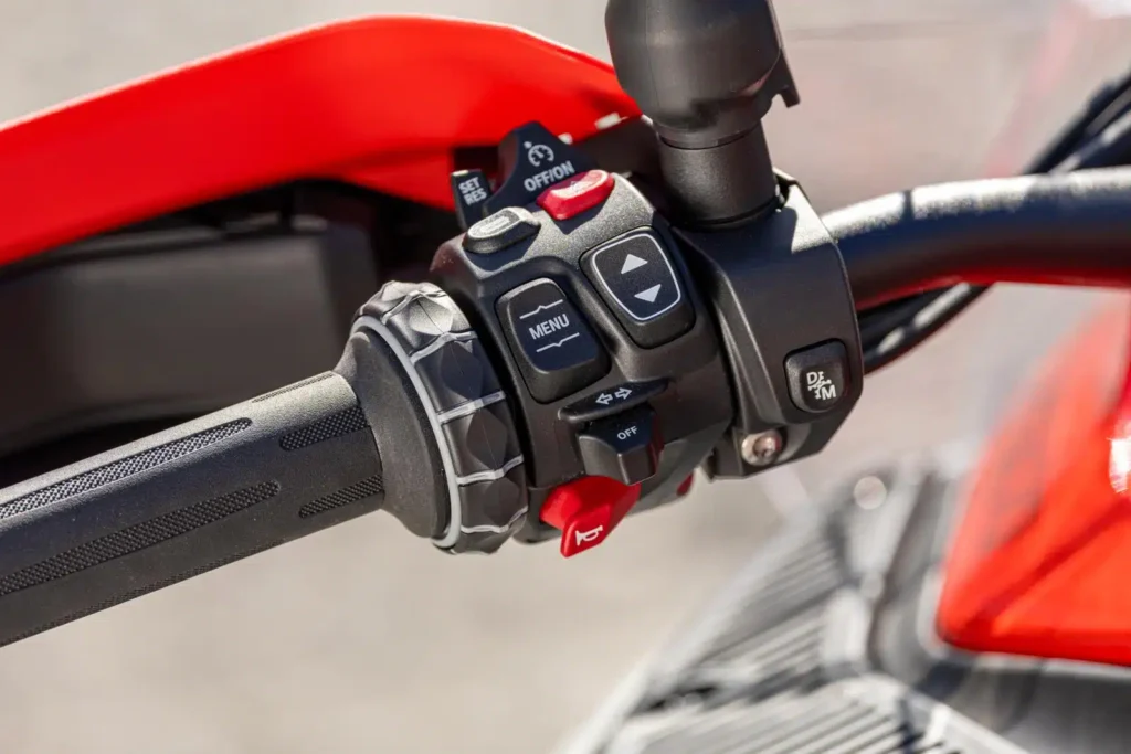 bmw dévoile sa nouvelle r 1300 gs adventure avec boîte auto asa et voyages sans effort 10