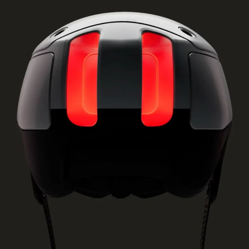 ce casque “intelligent” signé rivian change tout l’alpha wave intègre phare avant, feu stop, audio et navigation pour que les utilisateurs d’e bike n’oublient plus jamais de le porter 4