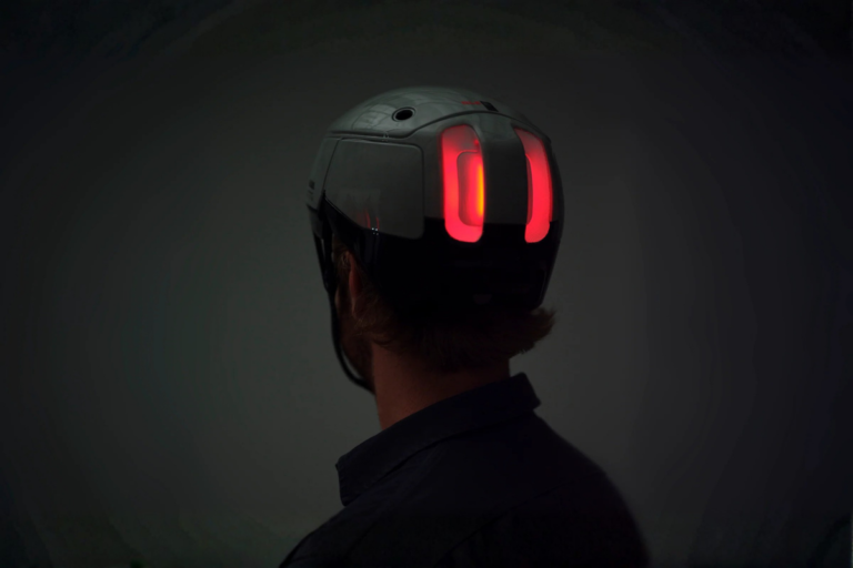 ce casque “intelligent” signé rivian change tout l’alpha wave intègre phare avant, feu stop, audio et navigation pour que les utilisateurs d’e bike n’oublient plus jamais de le porter