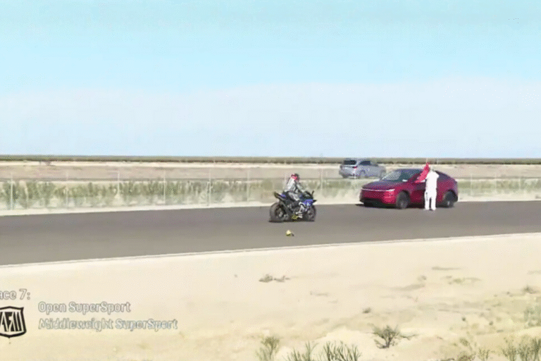 ce conducteur de tesla s’invite en pleine course moto et roule à contresens les pilotes ont frôlé la catastrophe en quelques secondes