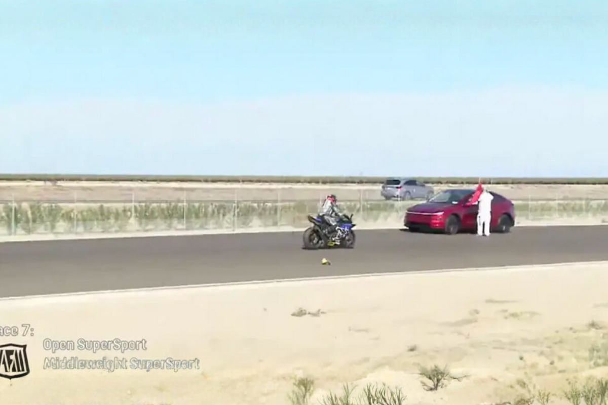 ce conducteur de tesla s’invite en pleine course moto et roule à contresens les pilotes ont frôlé la catastrophe en quelques secondes