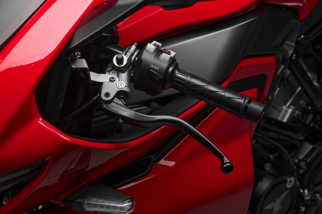 ce nouveau missile italien veut bousculer les japonaises la moto morini corsaro sport 750 v twin arrive en europe avec look de motogp et pneu arrière de superbike 11