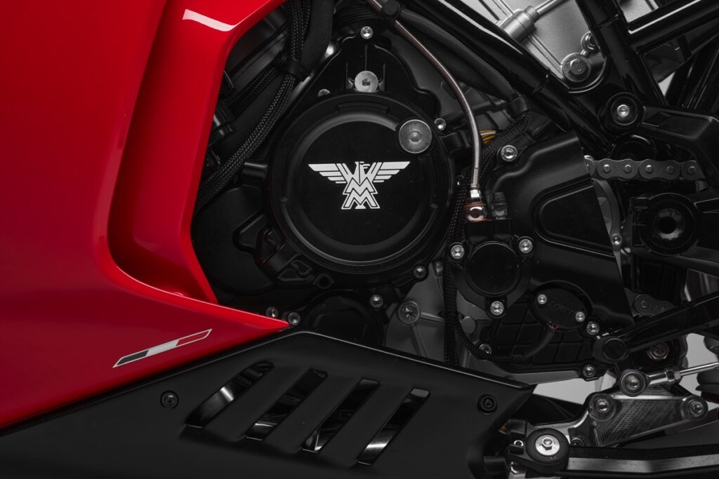 ce nouveau missile italien veut bousculer les japonaises la moto morini corsaro sport 750 v twin arrive en europe avec look de motogp et pneu arrière de superbike 12