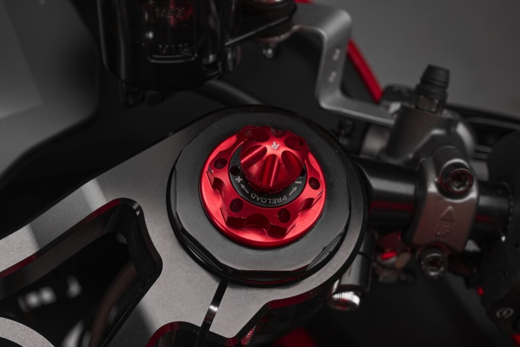 ce nouveau missile italien veut bousculer les japonaises la moto morini corsaro sport 750 v twin arrive en europe avec look de motogp et pneu arrière de superbike 13