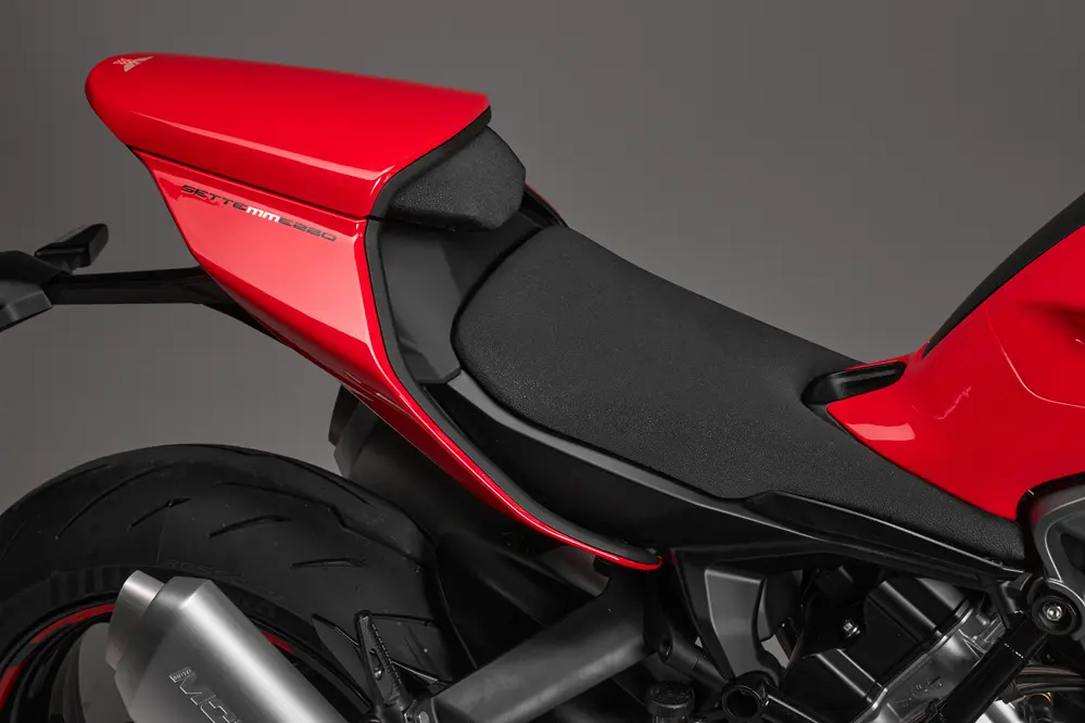 ce nouveau missile italien veut bousculer les japonaises la moto morini corsaro sport 750 v twin arrive en europe avec look de motogp et pneu arrière de superbike 14