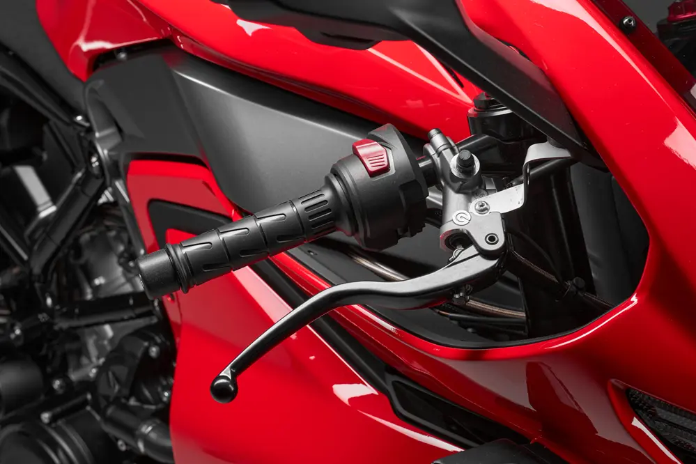 ce nouveau missile italien veut bousculer les japonaises la moto morini corsaro sport 750 v twin arrive en europe avec look de motogp et pneu arrière de superbike 18