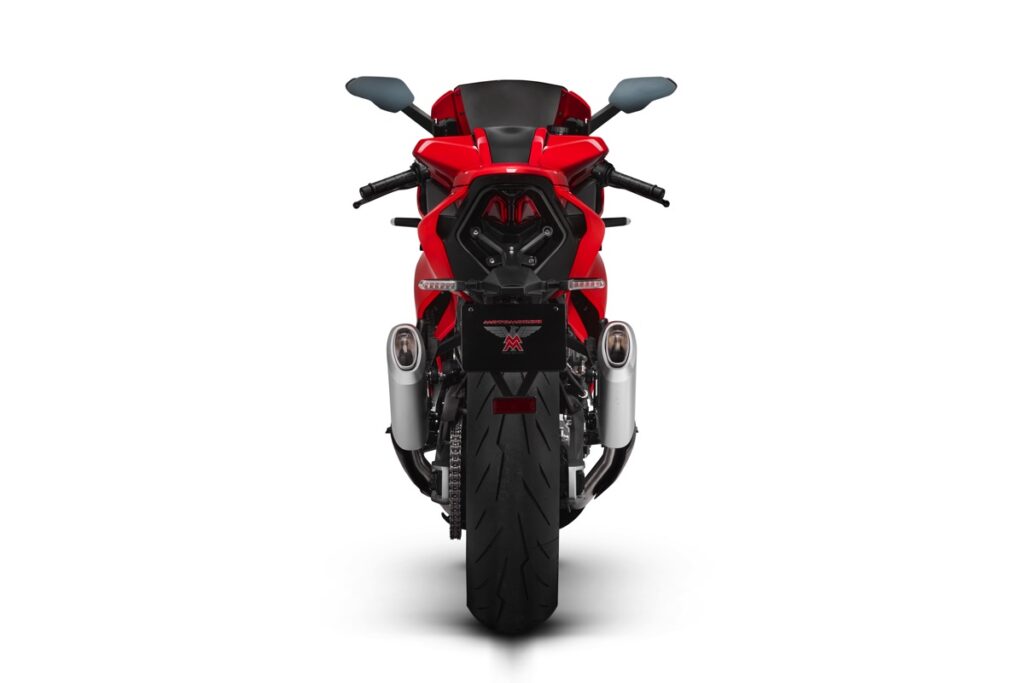 ce nouveau missile italien veut bousculer les japonaises la moto morini corsaro sport 750 v twin arrive en europe avec look de motogp et pneu arrière de superbike 2