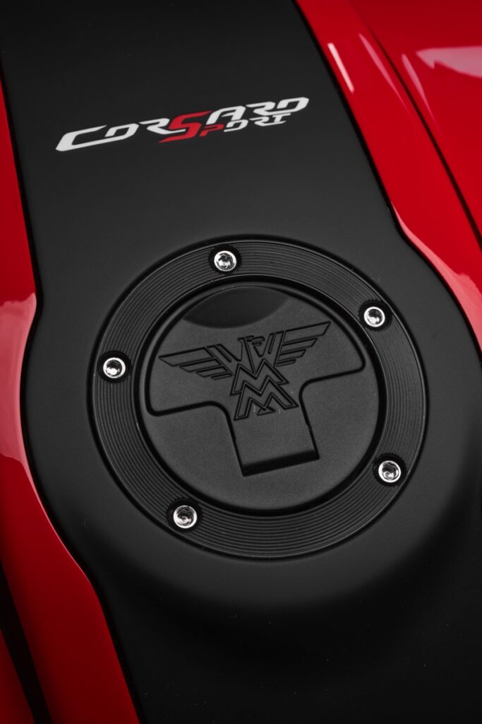 ce nouveau missile italien veut bousculer les japonaises la moto morini corsaro sport 750 v twin arrive en europe avec look de motogp et pneu arrière de superbike 8