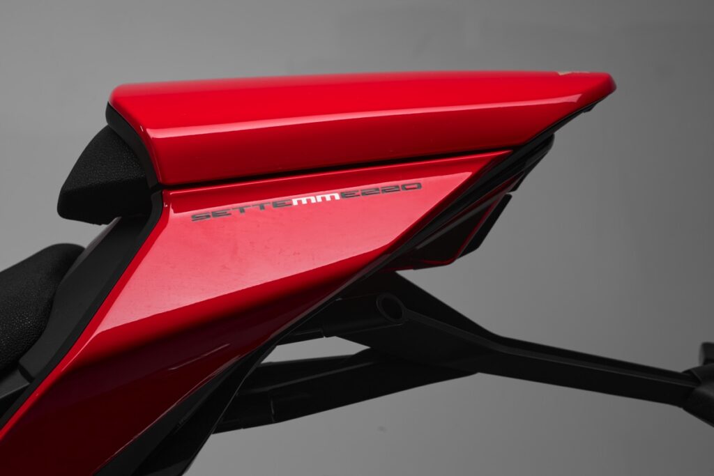 ce nouveau missile italien veut bousculer les japonaises la moto morini corsaro sport 750 v twin arrive en europe avec look de motogp et pneu arrière de superbike 9